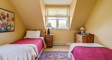 Lovely LacBrome 3 Bdrm Lakefront Cottage
