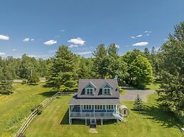 Lovely LacBrome 3 Bdrm Lakefront Cottage