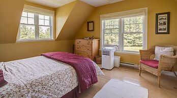 Lovely LacBrome 3 Bdrm Lakefront Cottage