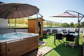 Rooftop Home With Whirlpool & Sauna