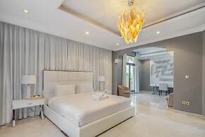 Prvt Pool amp Beach in Luxury Palm Jumeirah Villa