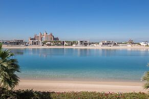 Prvt Pool amp Beach in Luxury Palm Jumeirah Villa