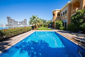 Prvt Pool amp Beach in Luxury Palm Jumeirah Villa
