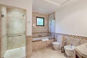 Prvt Pool amp Beach in Luxury Palm Jumeirah Villa