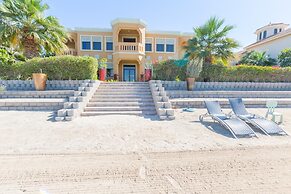 Prvt Pool amp Beach in Luxury Palm Jumeirah Villa