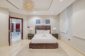 Prvt Pool amp Beach in Luxury Palm Jumeirah Villa
