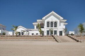 Luxury Villa w Dramatic Vw Private Beach Pool