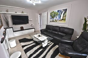 Immaculate 2-bed Apartment in Isleworth by River