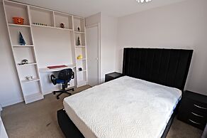 Immaculate 2-bed Apartment in Isleworth by River