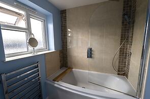 Immaculate 2-bed Apartment in Isleworth by River