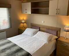 Luxury 2 Bedroom Holiday Home on Beachside Park