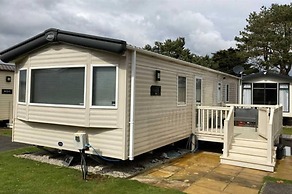 Luxury 2 Bedroom Holiday Home on Beachside Park