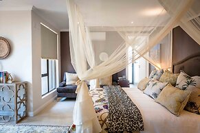 Safari Moon Luxury Bush Lodge