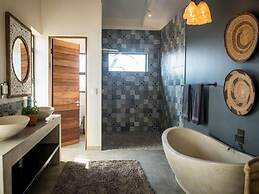 Safari Moon Luxury Bush Lodge