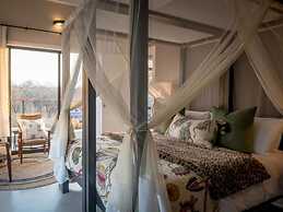 Safari Moon Luxury Bush Lodge