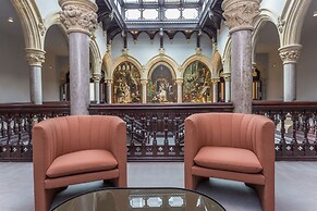 The Arthur Suite Stone Cross Mansion