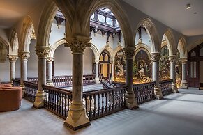 The Arthur Suite Stone Cross Mansion