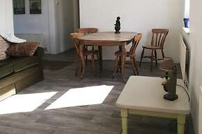 Nature Retreat - Sleeps 4 & Wild Ponies