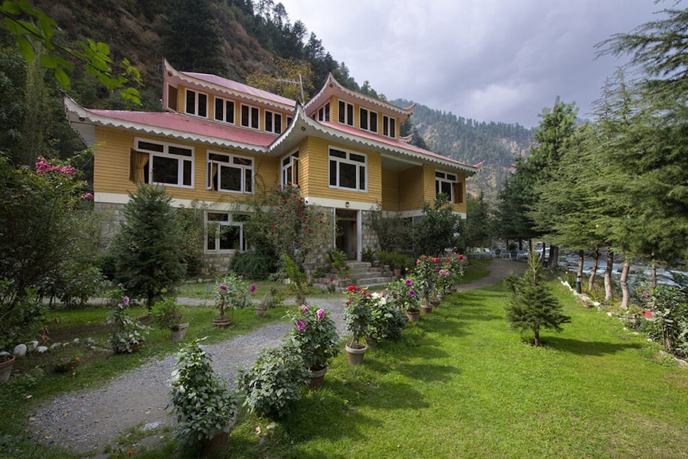 Pine Park Edge Resort Khanian