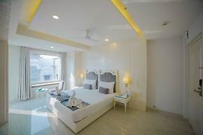 Pearl Courtyard