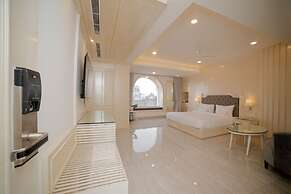 Pearl Courtyard