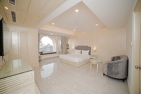 Pearl Courtyard