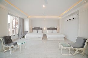 Pearl Courtyard