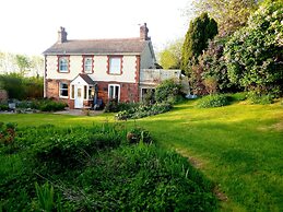 Luxurious Entire Studio in Axminster Suitable for