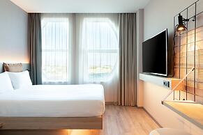 Moxy the Hague