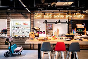 Moxy the Hague