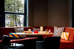 Moxy the Hague
