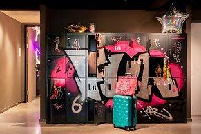 Moxy the Hague