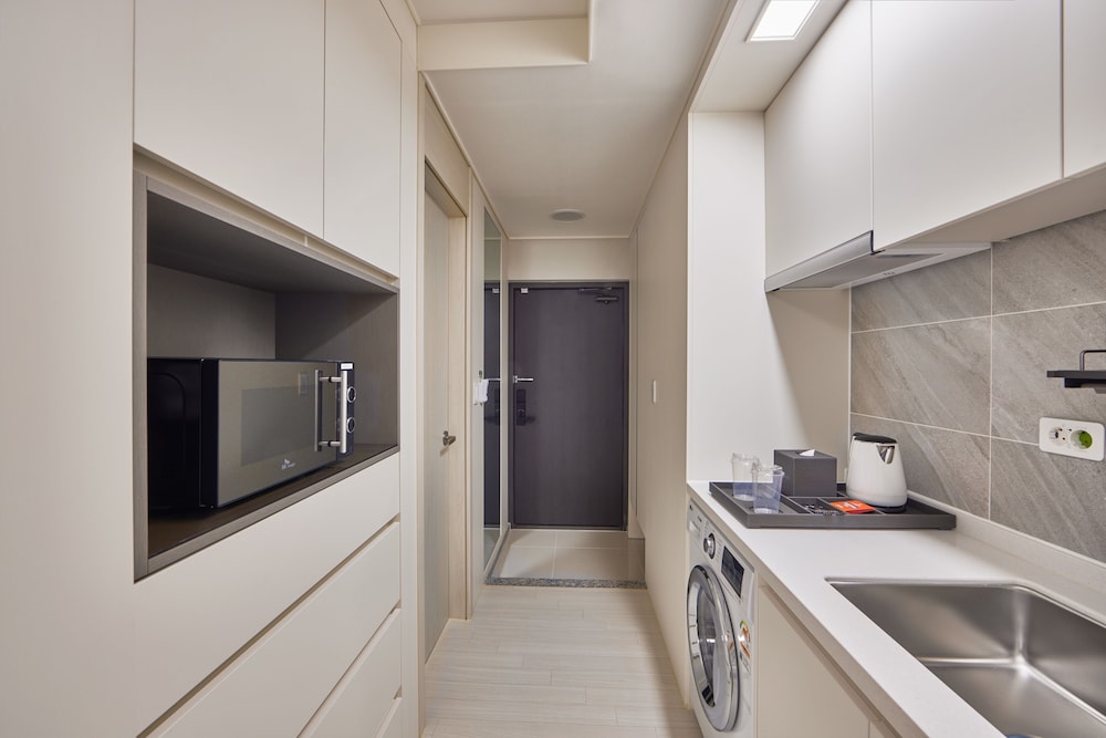 Shift Door Residence Hari