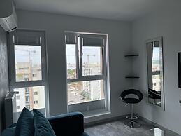 Cozy 2-Room Penthouse Lakeview W14