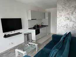 Cozy 2-Room Penthouse Lakeview W14