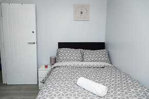 Bluewater House - Immaculate 4-bed in Greenhithe