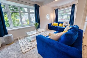 Modern 3 Bedroom 2 Bath Hse with Parking