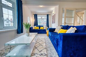 Modern 3 Bedroom 2 Bath Hse with Parking