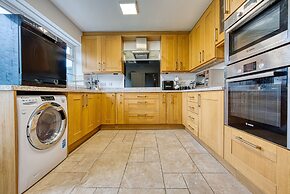Modern 3 Bedroom 2 Bath Hse with Parking