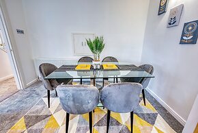 Modern 3 Bedroom 2 Bath Hse with Parking
