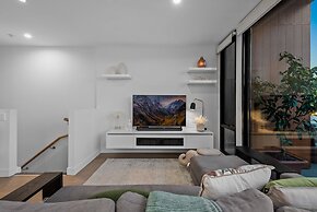 StayCentral Northcote Townhouse With Study