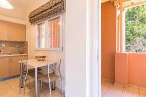 BELLA DE LUX  APTS
