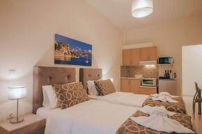 BELLA DE LUX  APTS