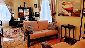 Kokomo Inn - Tropical Riverfront B&B
