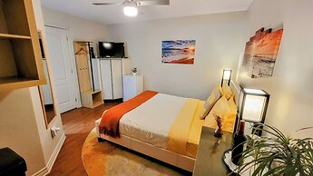 Kokomo Inn - Tropical Riverfront B&B