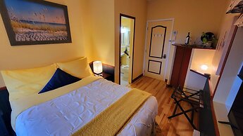 Kokomo Inn - Tropical Riverfront B&B