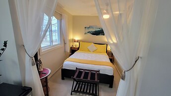 Kokomo Inn - Tropical Riverfront B&B
