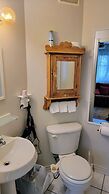 Kokomo Inn - Tropical Riverfront B&B