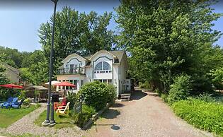 Kokomo Inn - Tropical Riverfront B&B