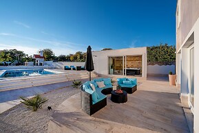 Inland villa Senses with pool and spa
